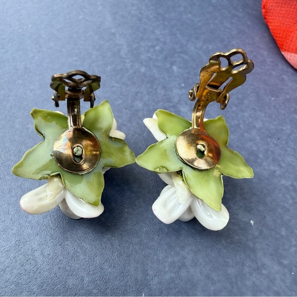 Vintage 1970s Dainty Cream and Green Plastic Flower Earrings with Rhinestone - Picture 6 of 10